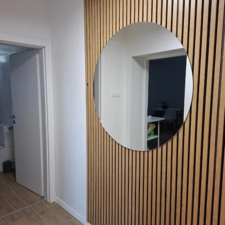 Crassula Apartment Split