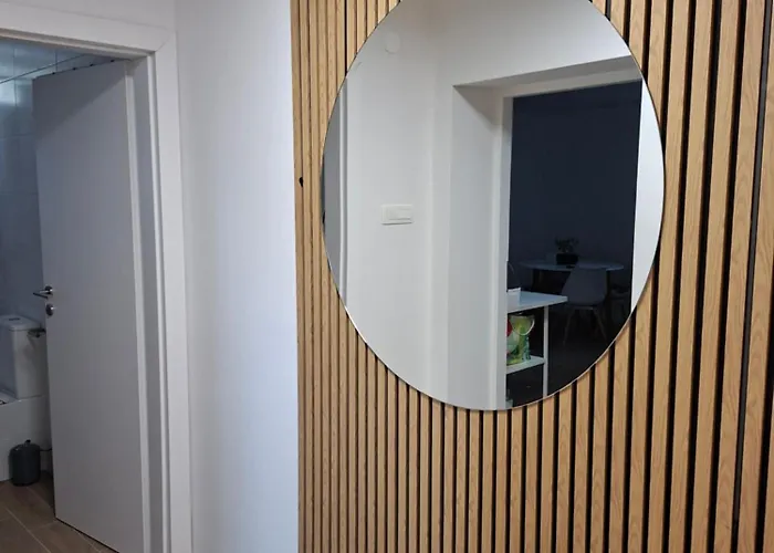 Crassula Apartment Split